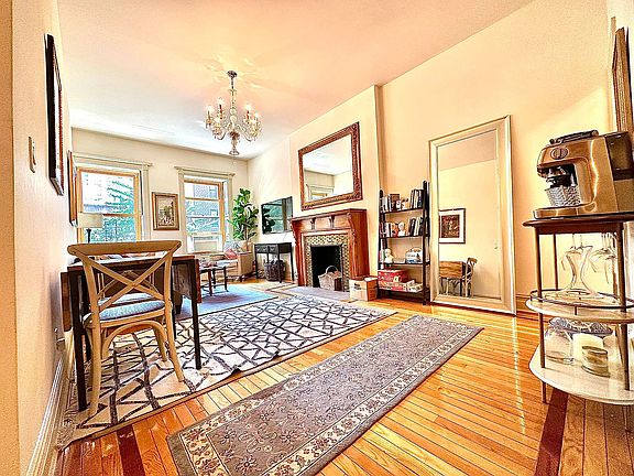 3rd image of 27 W 70th St #4A