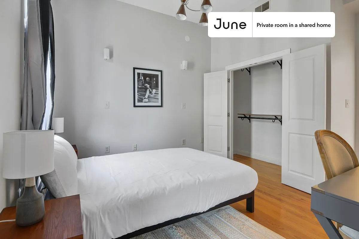 Queen bedroom in 5 bed/2.5 bath home in Roxbury #773 A — Photo 3