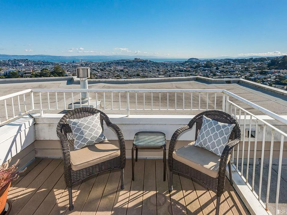 Private roofdeck with panoramic views of San Francisco and the bay! Perfect for a morning coffee, evening glass of wine, and entertaining / BBQ-ing.