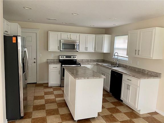 5th image of 960 N Meadowlands Dr