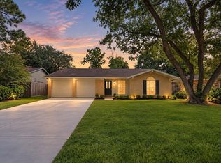 406 Christina Ln, Friendswood, TX 77546