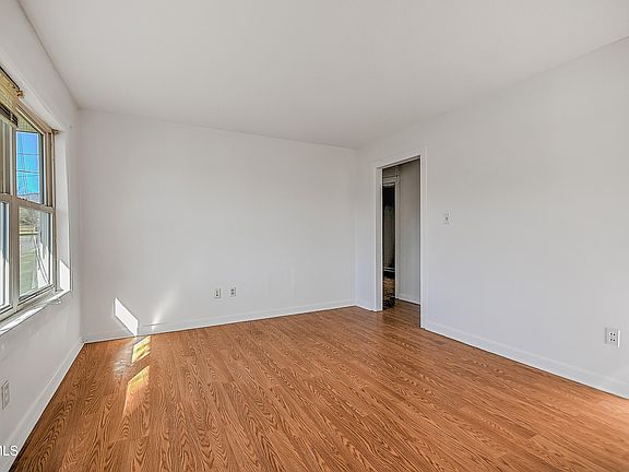 4th image of 129 Hillside Ave