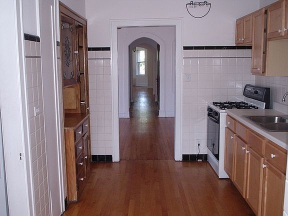 2nd image of 2631 W Greenleaf Ave #3W