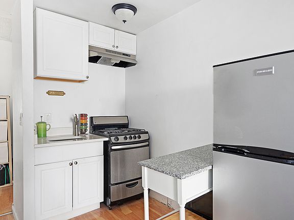 2nd image of 121 Mulberry St APT 6