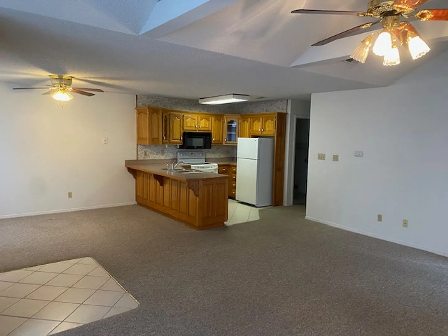 Great Location! Nice 2 Bedroom 2 Bath In Joplin-$1200 Rent-$1200 Deposit — Photo 3