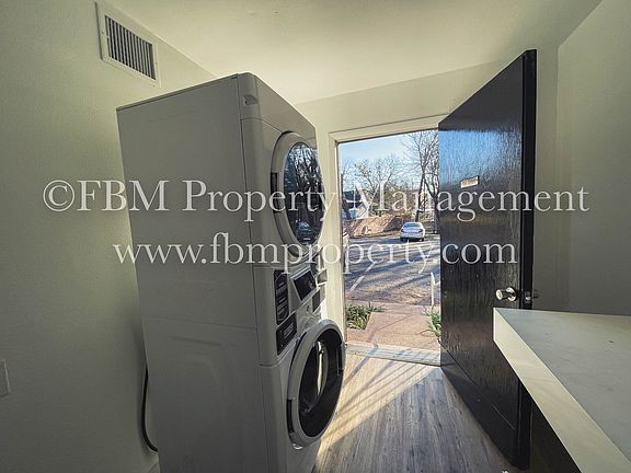 4th image of 518 N Rogers St #213