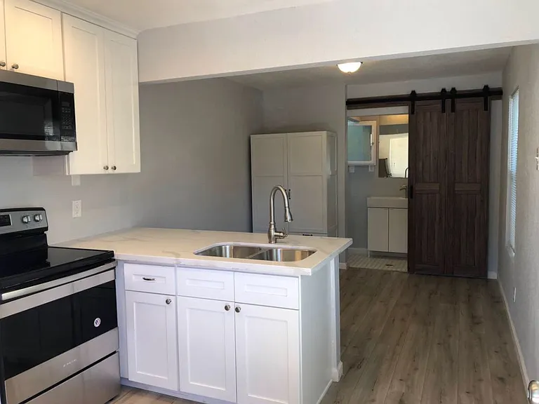 315 E Elm St #6 — Photo 9