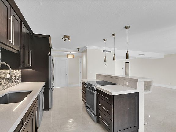 5th image of 250 E Royal Palm Road #2A