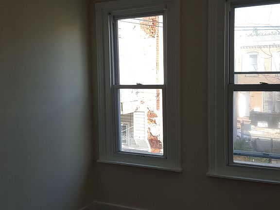 2nd image of 2121 E Monmouth St
