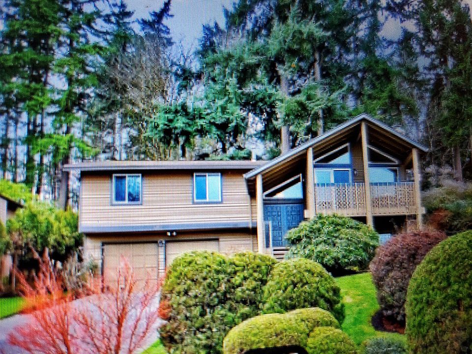 Beautiful quiet private high end Kirkland home backing secluded 2.5 acre greenbelt.