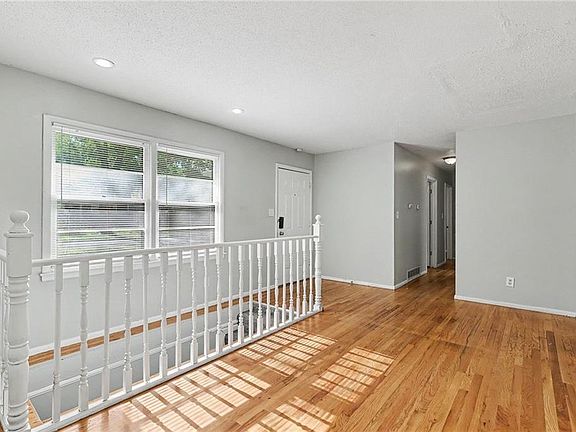3rd image of 9318 Palmer Ave