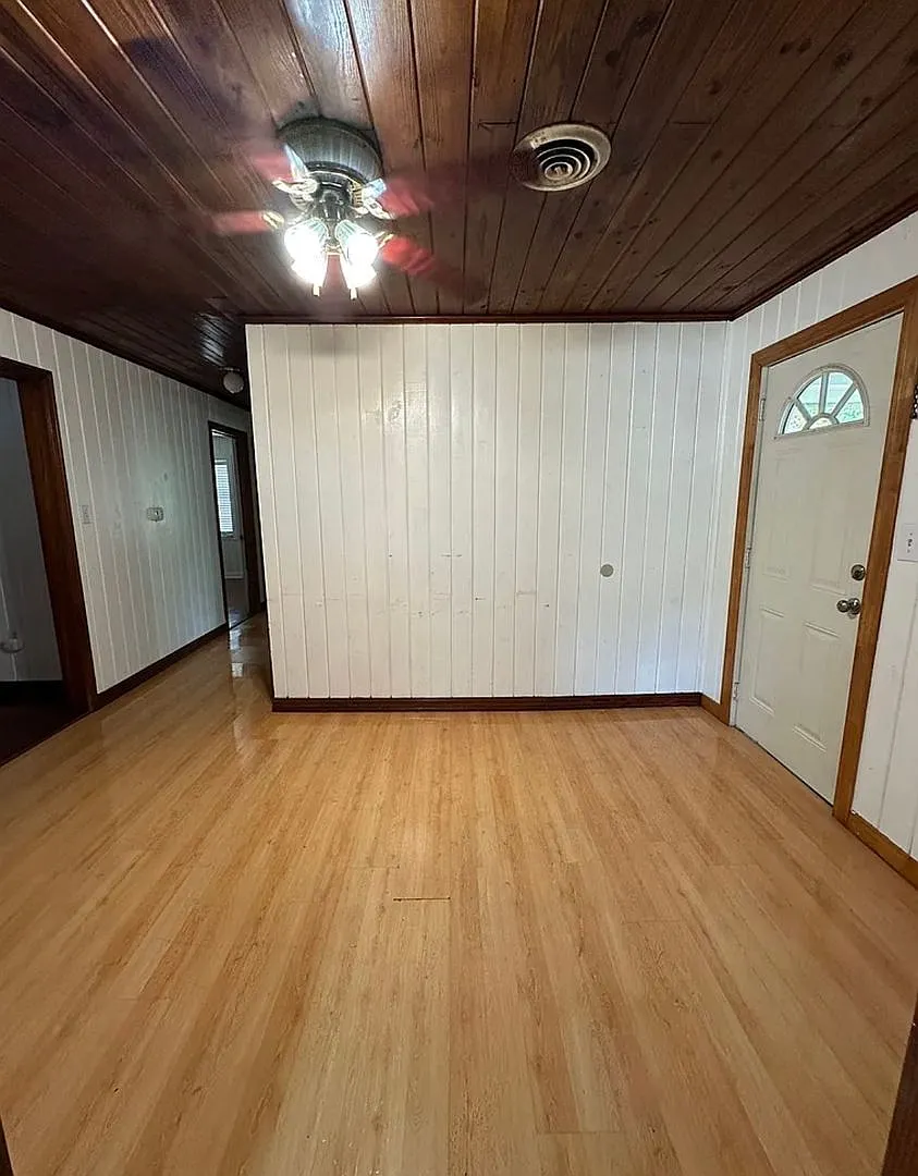 2 Bedrooms | 1 Bathroom | Approx. 962 Sq. Ft. — Photo 3