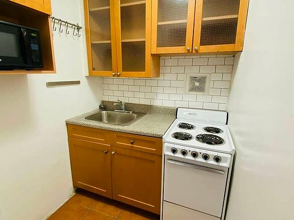 5th image of 878 Lexington Ave #2