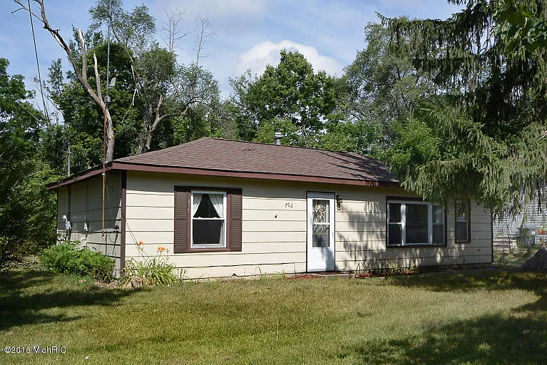 762 Gateway St photo 1