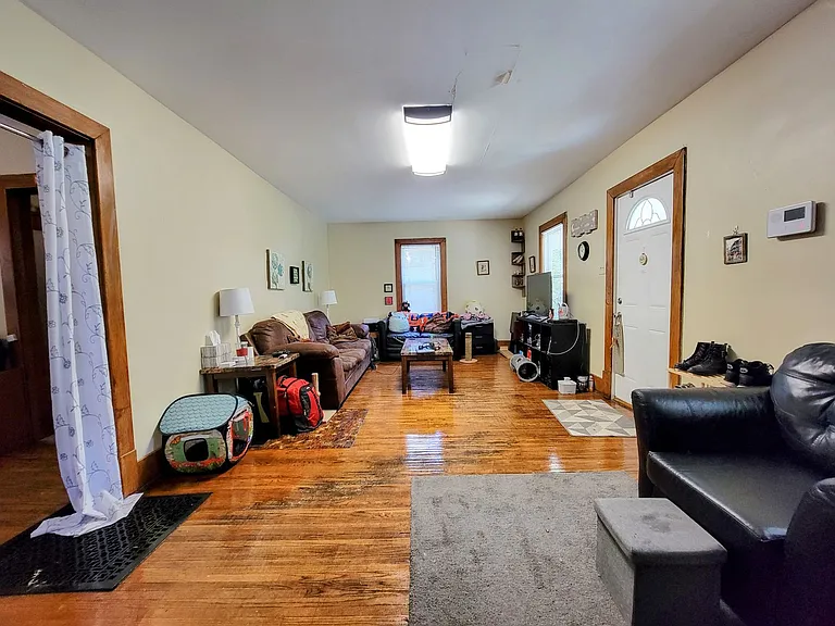 710 W Illinois St — Photo 3