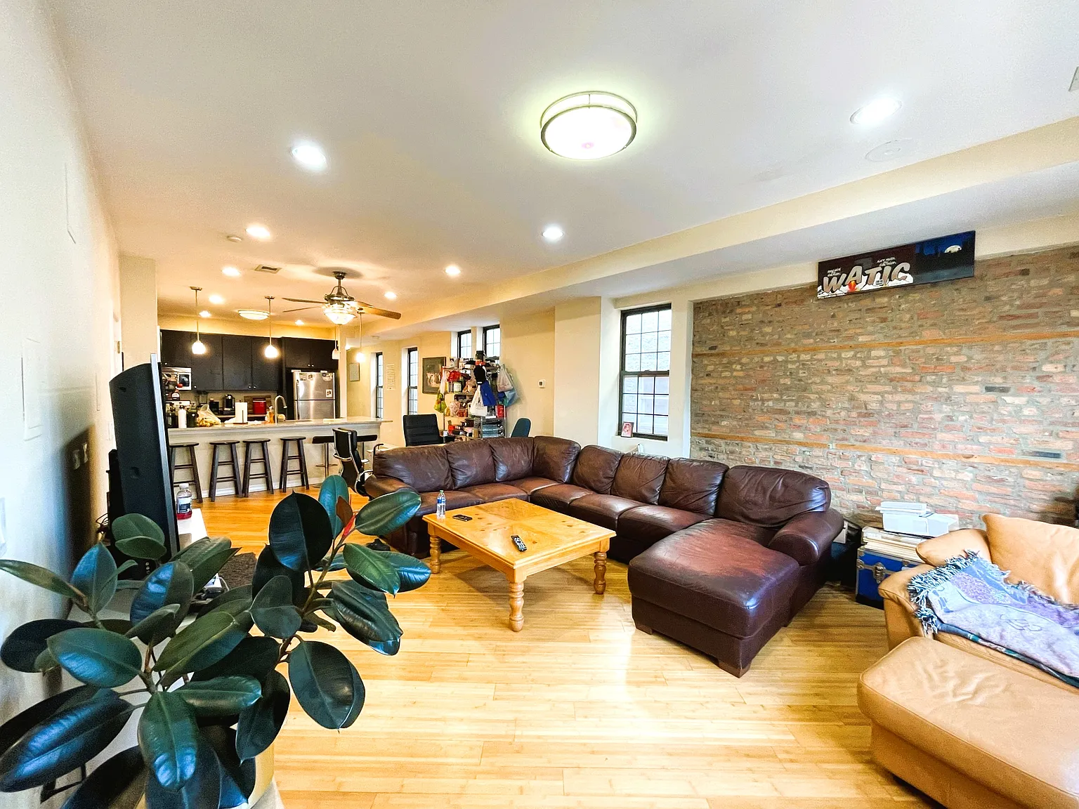 1522 W Superior St — Photo 1