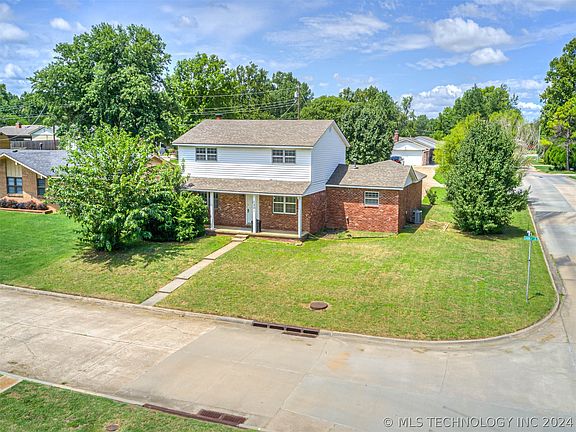 2nd image of 1201 Saddle Ln