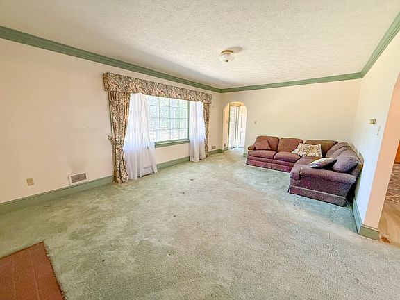 3rd image of 621 Melody Ln