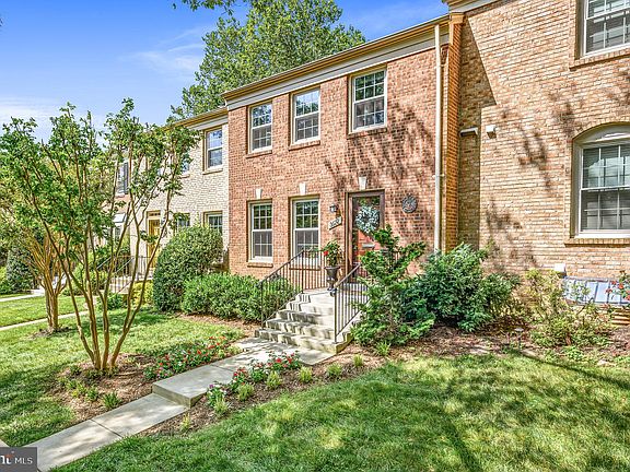 3rd image of 3122 Barnard Ct