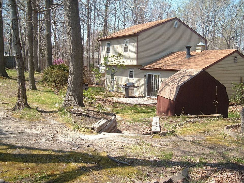 Large bi-level back yard with wooden shed!!