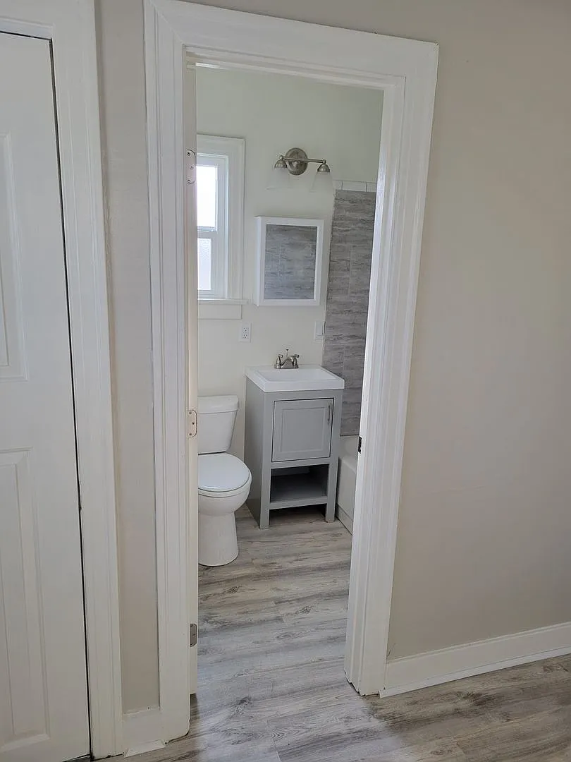 Coming Soon Update One Bed One Bath Single Standing Unit With Parking — Photo 2