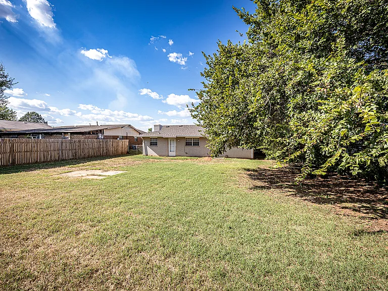 408 NW Woodridge Dr — Photo 23