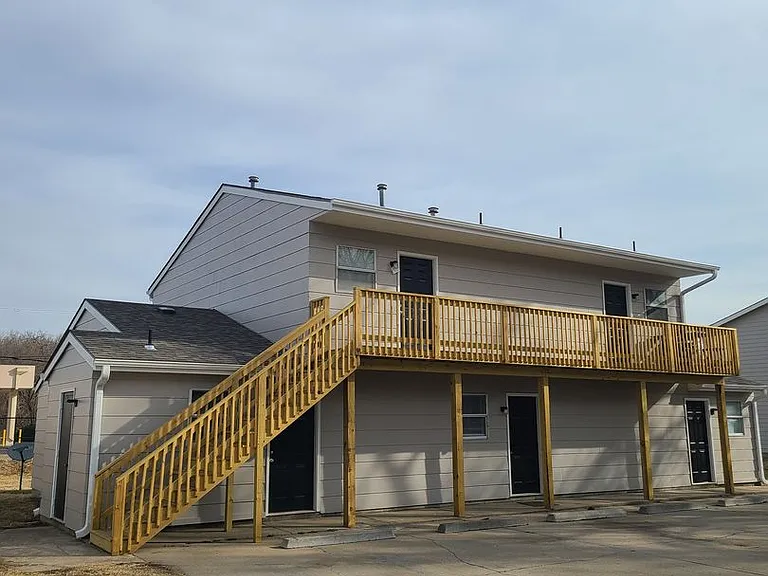 210 W Home St — Photo 2