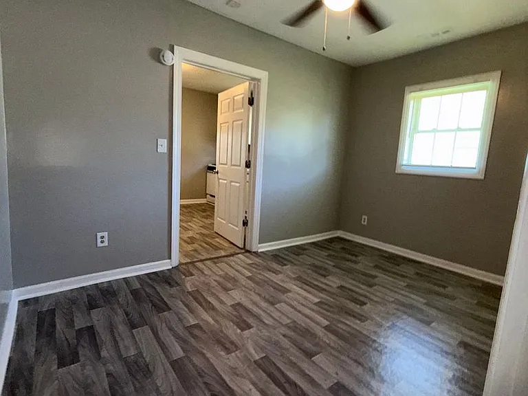 214 N King St — Photo 11