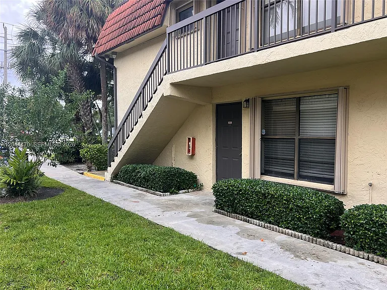 451 NW 100th Pl #101 — Photo 3