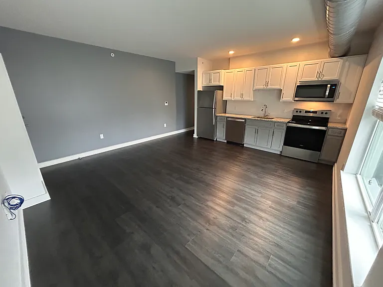 Open Floor Plan Living Rm / Kitchen