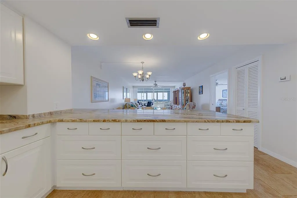 1 bed, 1.5 bath, 995 sqft, $2,995 — Photo 2