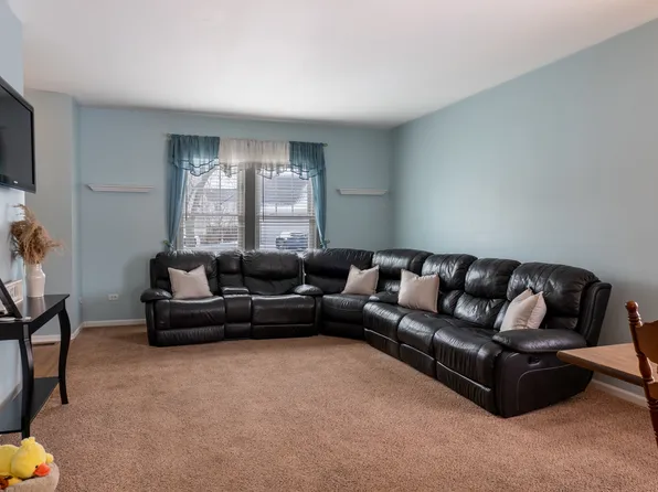 2418 Montclair Ln, Montgomery, IL 60538