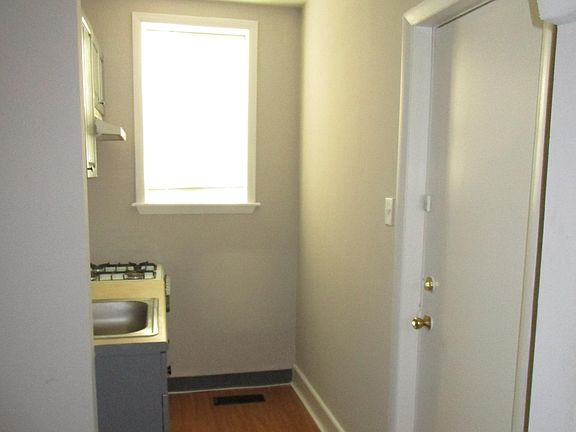 4th image of 158 W Luray St