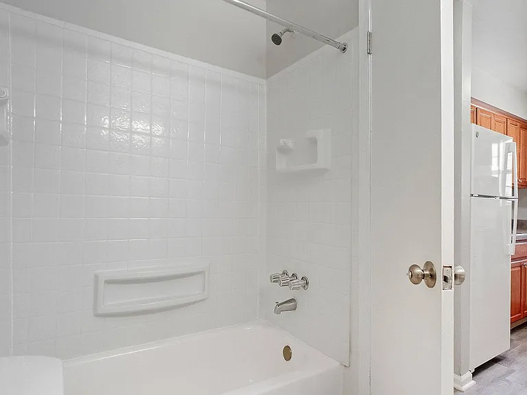 Waters Edge Apartments — Photo 57