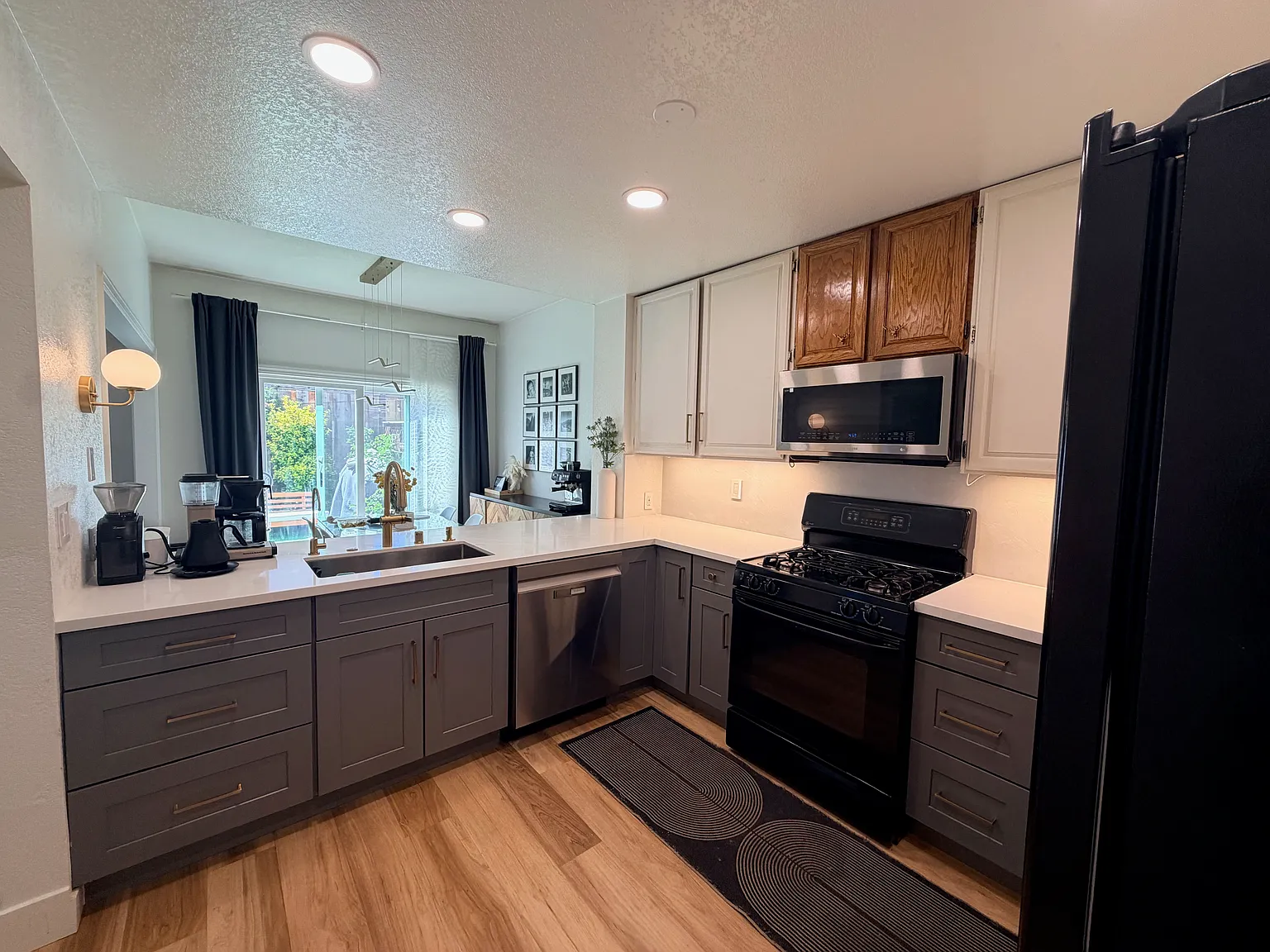 3 bed, 2.5 bath, 1504 sqft, $4,200 — Photo 4