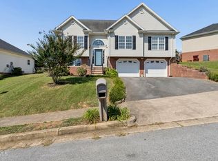17 Taylor Ridge Ct, Johnson City, TN 37601