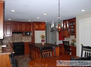 107 Paradise Ln, Sturbridge, MA 01566
