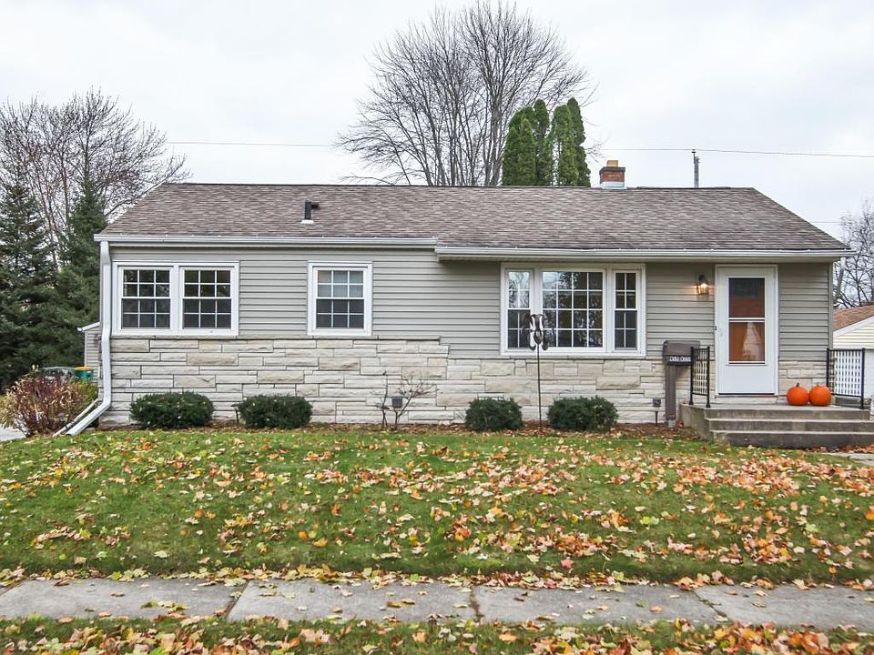 2nd image of W59N714 Highwood Dr