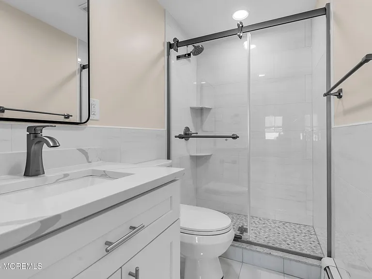 814 Dunlewy St — Photo 18