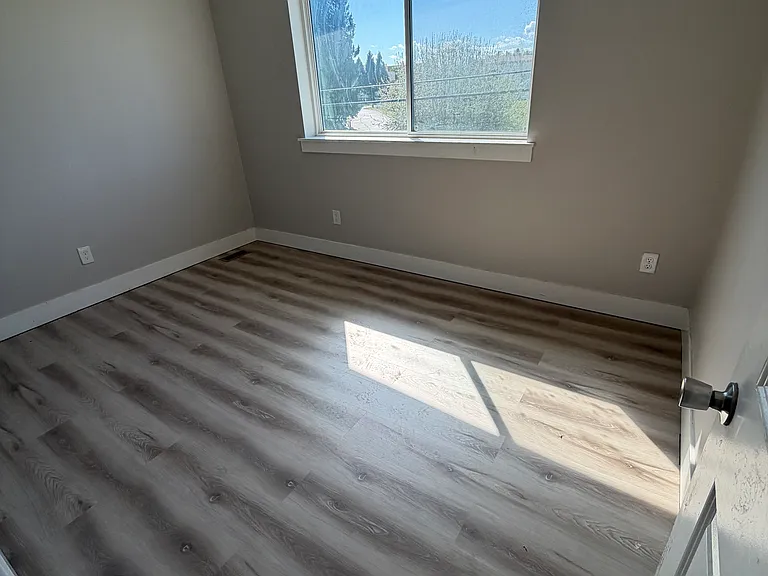 84 Logan Ave S — Photo 10