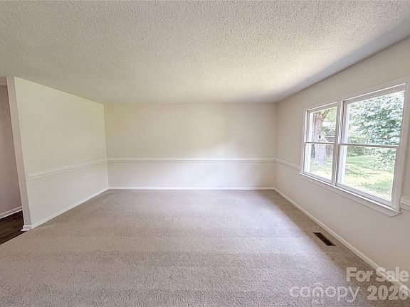 5th image of 1034 Buckingham Ave
