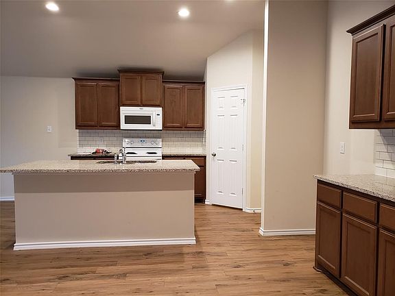 4th image of 209 Balcones Dr