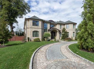 57 Barnyard Ln, Roslyn Heights, NY 11577