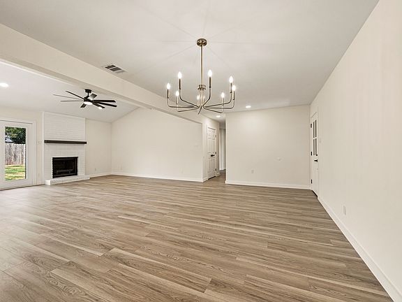 3rd image of 1003 Summit Cir