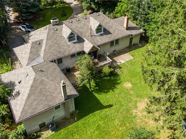 11 Ben Machree Dr, Mississauga, ON L5H 2S2