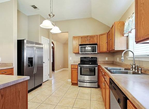5th image of 201 E Pin Oak Dr