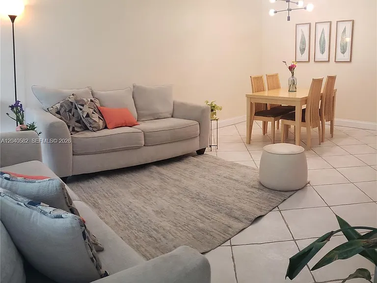 550 Oaks Ln #202 — Photo 2