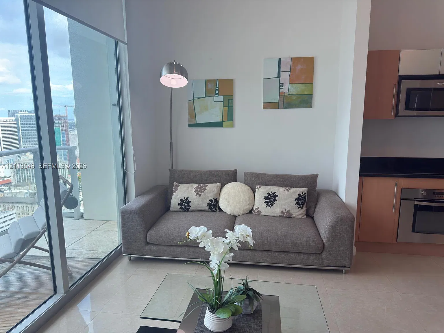 Met 1 Condo — Photo 4