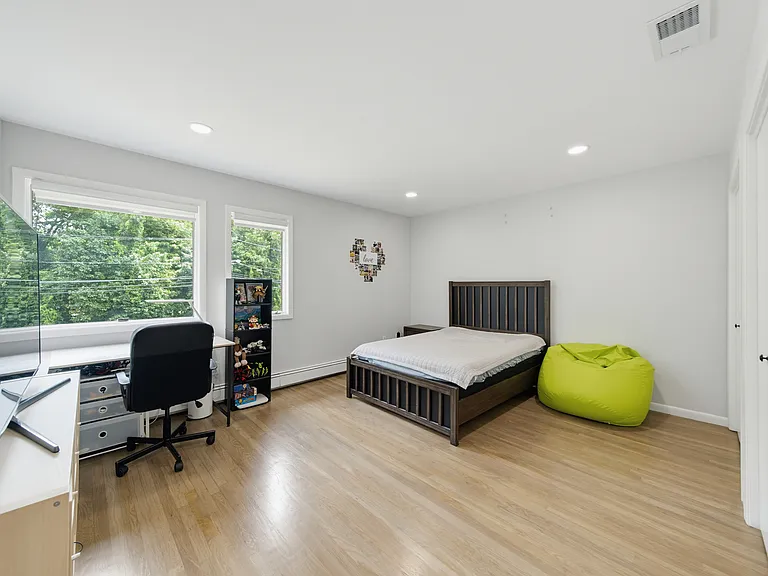 SPACIOUS 4TH BEDROOM