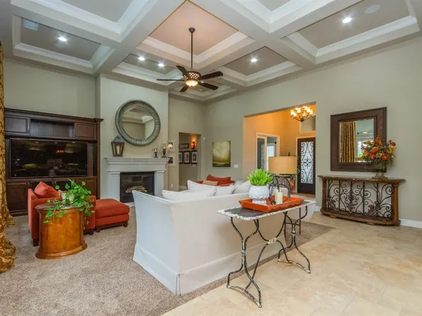 2138 E Kings Court Way, Fresno, CA 93730